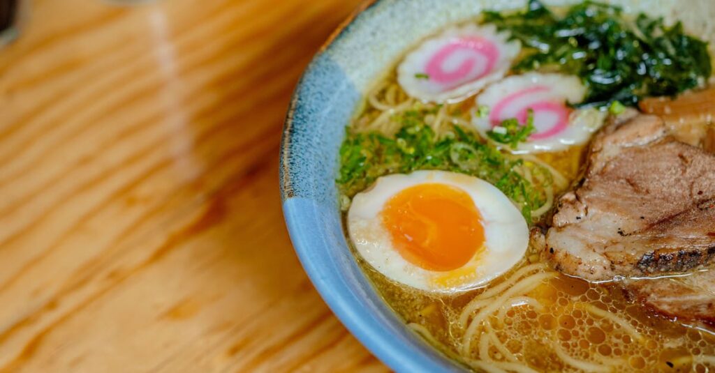 美しく透き通った黄金色の出汁。丁寧にとられた昆布と鰹の旨味が凝縮された和の逸品。