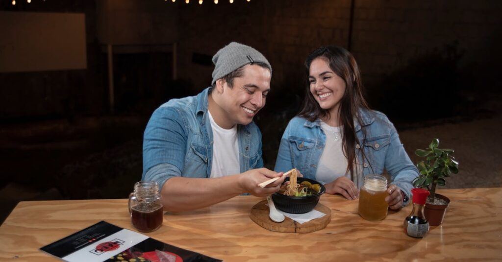 高級しゃぶしゃぶを楽しむ人の笑顔と料理風景。美味しさと感動が伝わるシーン。