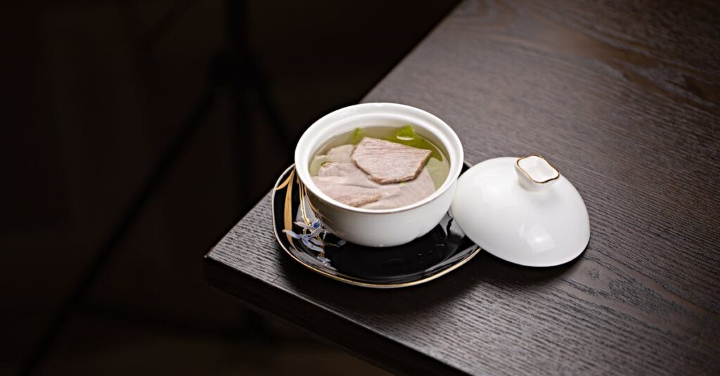 黄金色の出汁と美しく盛り付けられた和牛。見た目から上質さが伝わる構図。