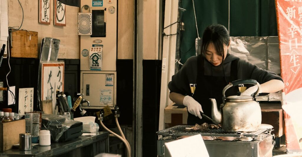 日本料理の料理長が丁寧に仕込みをする様子。繊細な手仕事と真剣な表情が印象的。