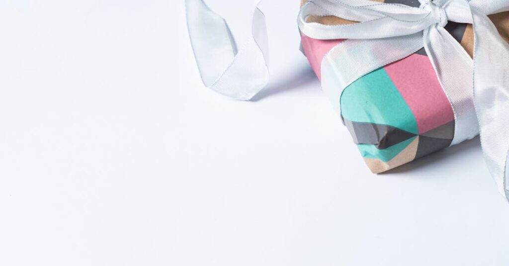 語れるギフトの象徴。上質な包装と背景にあるストーリー性を感じさせる構図。