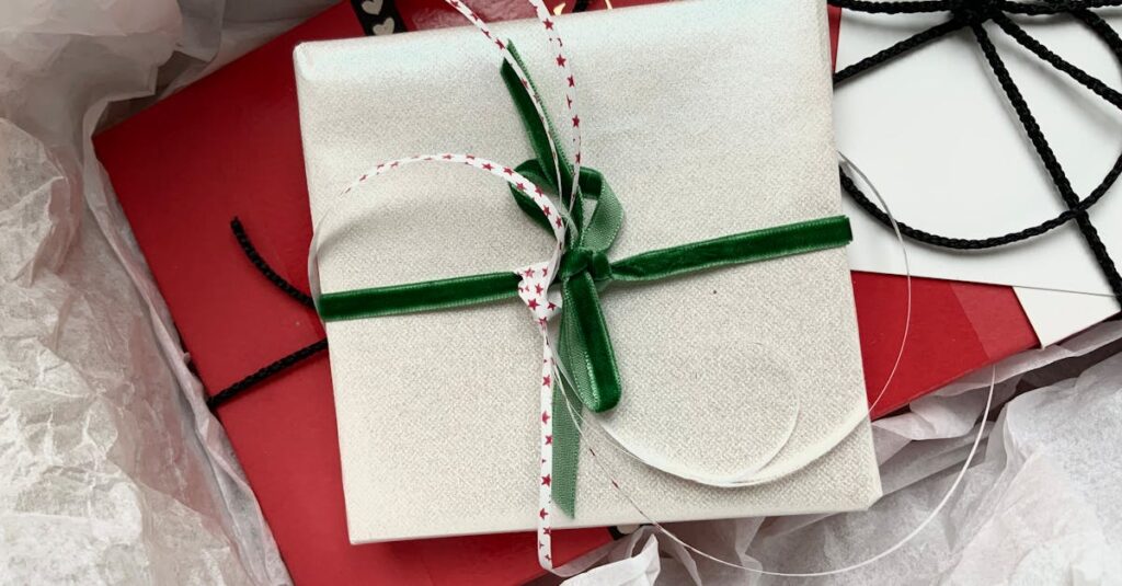 2万円の価値がある高級ギフトの象徴。美しく豪華な食材とパッケージの組み合わせ。