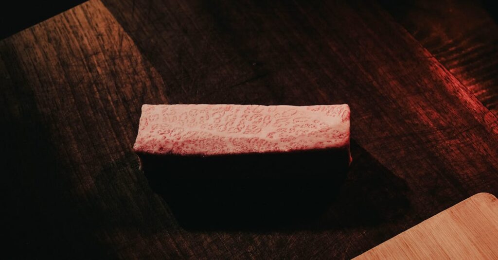 美しくサシが入った黒毛和牛のスライス。上質な脂と艶が特徴的。