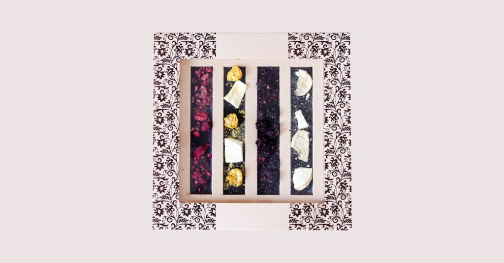 高級感あふれる食品ギフトボックス。黒と金を基調とした高級パッケージが魅力。