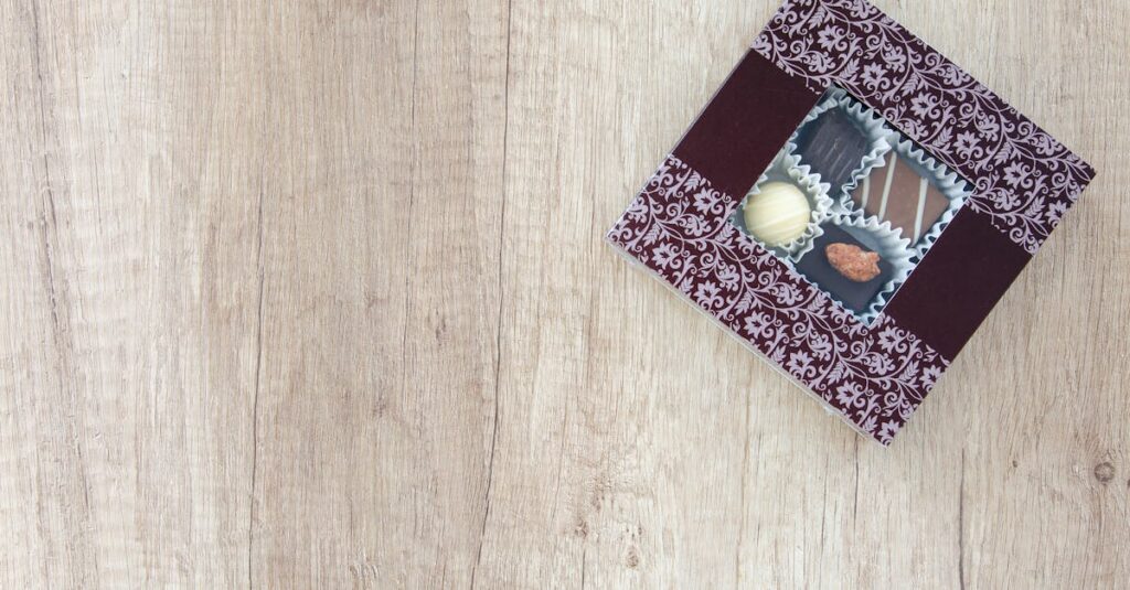 高級感あふれる食品ギフトボックス。黒と金を基調とした高級パッケージが魅力。