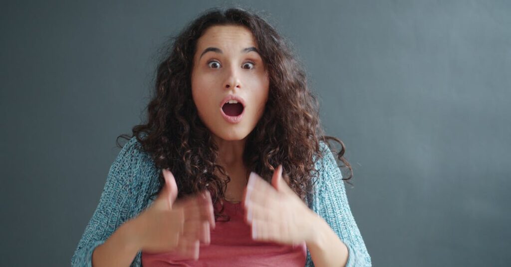 高級ギフトを受け取って驚きと喜びの表情を浮かべる人。和の雰囲気と温かさが伝わる。