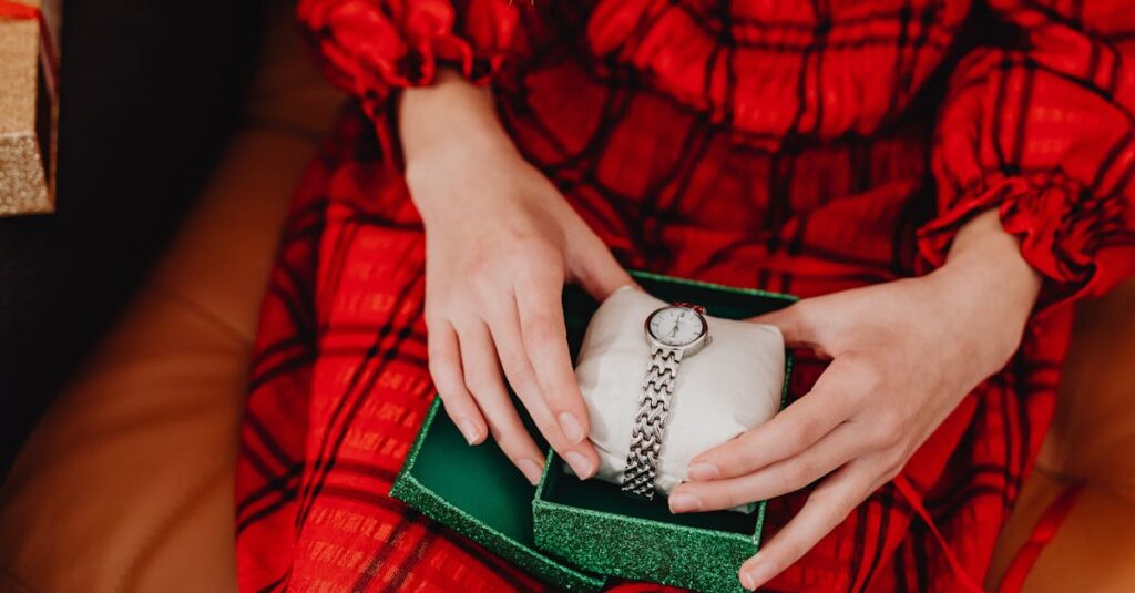 高級感あふれる食品ギフトを開封して感動する人のリアクション。