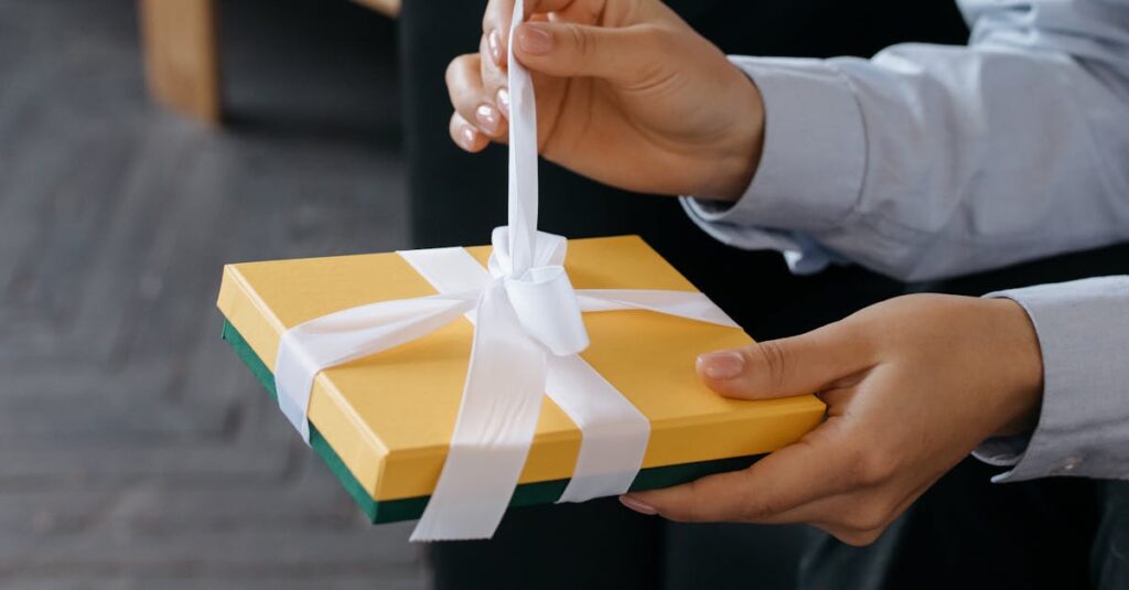 高級感あふれる食品ギフトを開封して感動する人のリアクション。