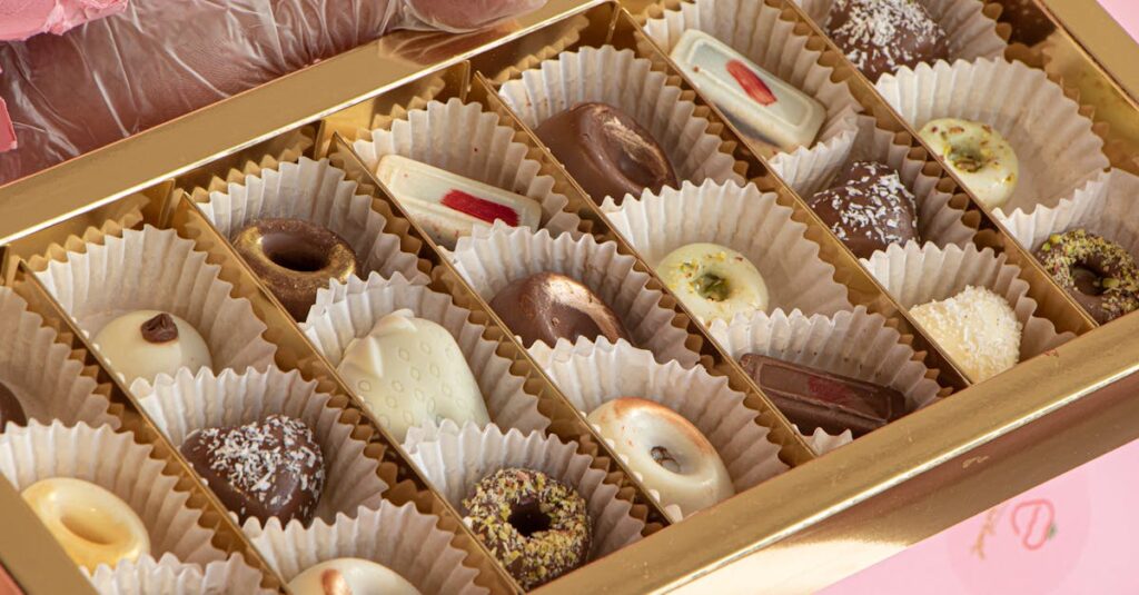 高級感あふれる食品ギフトボックス。黒と金を基調とした高級パッケージが魅力。