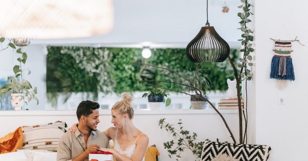 感動したギフトを誰かに勧めているシーン。口コミで広がる高級ギフトの魅力。