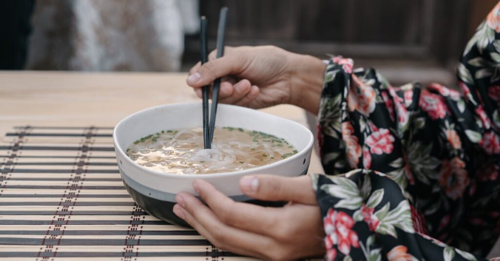 美しく透き通った黄金色の出汁。丁寧にとられた昆布と鰹の旨味が凝縮された和の逸品。